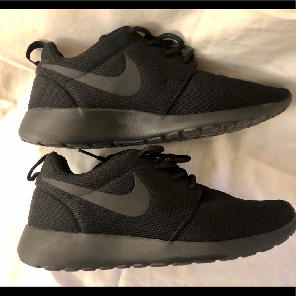 Nike Women’s Roshe One Run Shoe Black 6